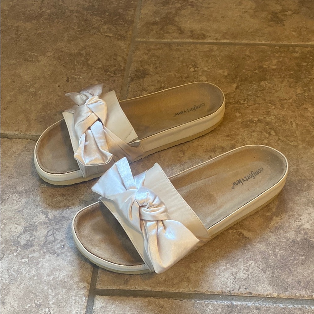 Comfortview. Women's Cream Slide Sandals. Size 10